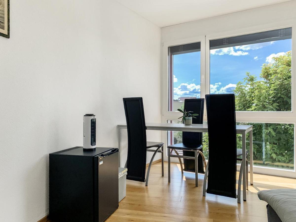 ホテル Haus Zur Lilie Hinwil エクステリア 写真